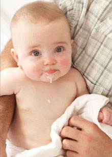 الترجيع عند الرضع والاطفال وكيفية علاجه - موسوعة دار الطب