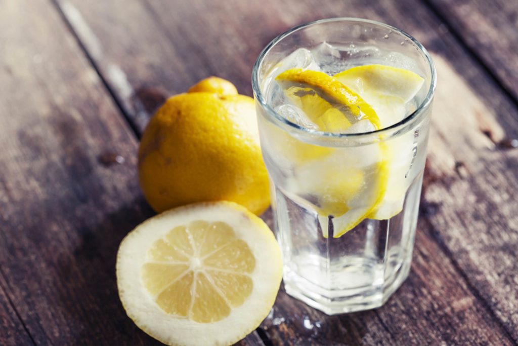 فوائد الماء مع الليمون